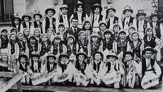 Fotografie cu grupul folcloric al scolii din Apateu, AR